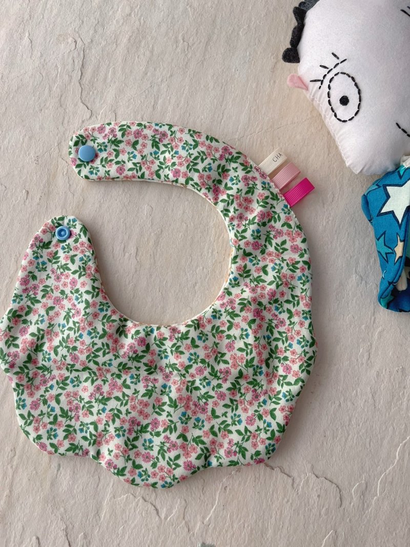 /Fast shipping/Little Flower World handmade pure cotton six-layer gauze single-side buckle flower-shaped bib/double-sided/ - Bibs - Cotton & Hemp Multicolor