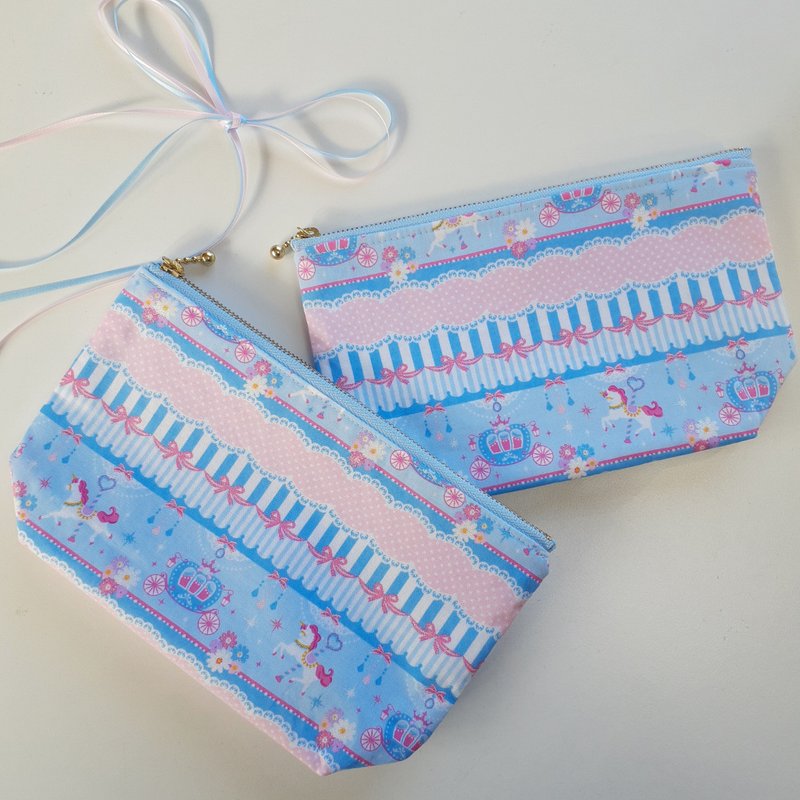 水色　ファンタジー柄　化粧ポーチ　kawaii　メリーゴーランド　ファンタジー　童話　お姫様　ポーチ - ポーチ - コットン・麻 ブルー