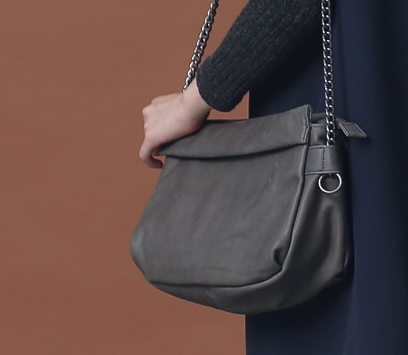 Personality chain minimalist hem medium leather side backpack khaki gray - กระเป๋าแมสเซนเจอร์ - หนังแท้ สีเทา