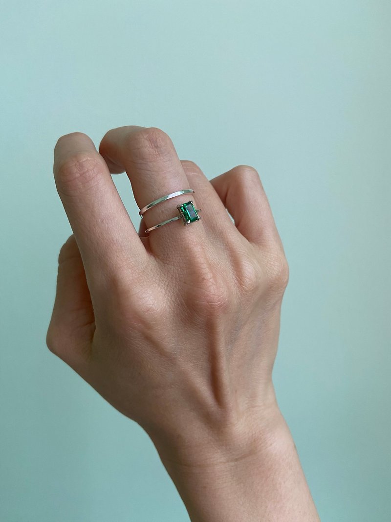 Emerald Swarovski crystal stacking silver rings, delicate simple crystal rings - แหวนทั่วไป - เงิน สีเขียว