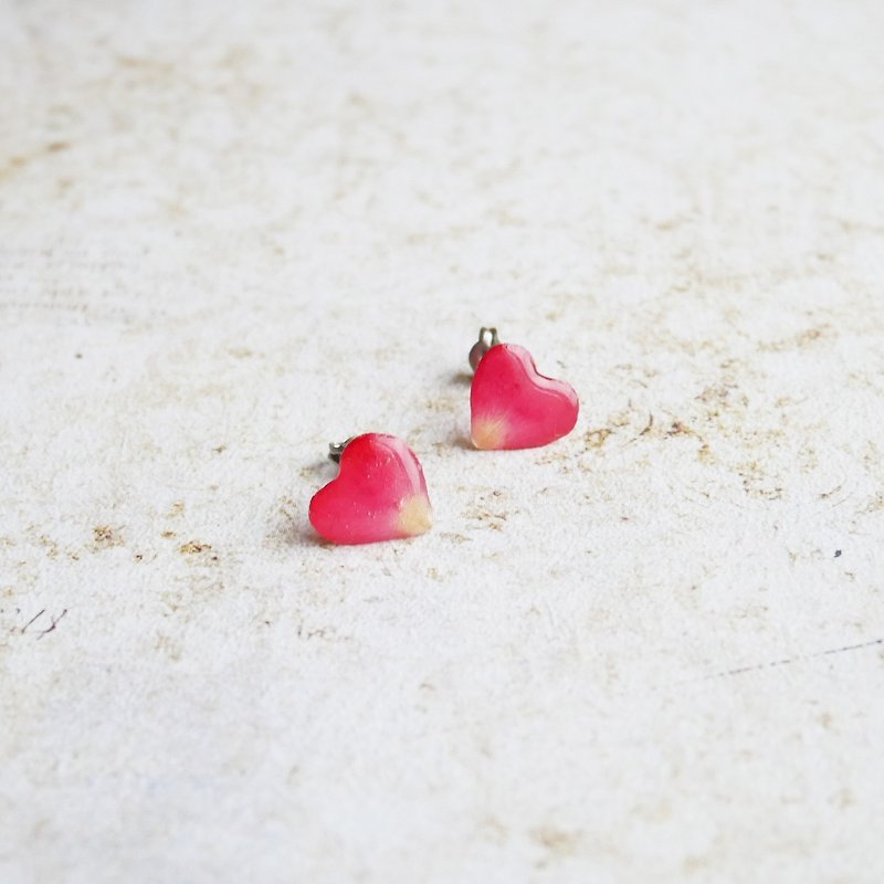 rose petalのプチハートピアス - 耳環/耳夾 - 樹脂 紅色
