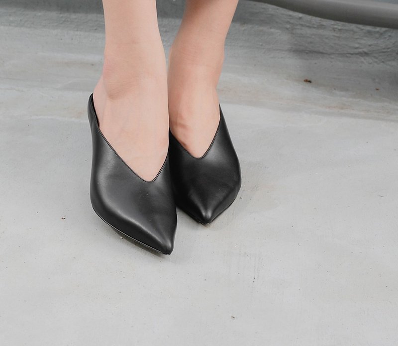 Minimalist V-port curved high heel sandals black - รองเท้าส้นสูง - หนังแท้ สีดำ