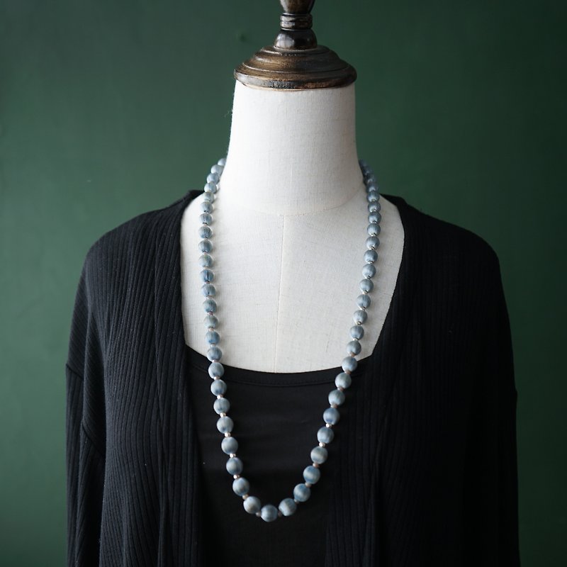 [Old jewelry/old western pieces] (defective special offer) VINTAGE light gray blue silk vintage necklace - สร้อยคอยาว - อะคริลิค ขาว