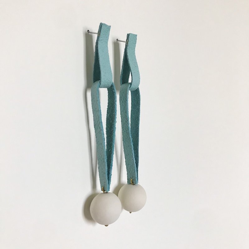Cowhide and wooden ball long chain earrings - ต่างหู - หนังแท้ สีน้ำเงิน