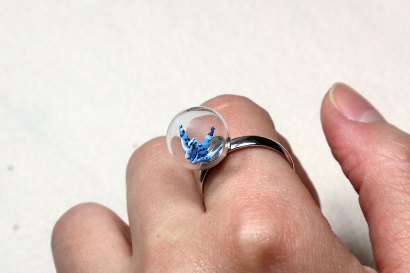 Mini Paper Crane Glass Ball Ring - Moonlight Streamer - แหวนทั่วไป - กระดาษ สีน้ำเงิน