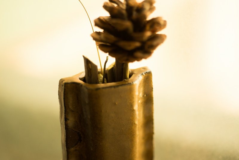 香港手製小型陶瓷板形花瓶 - 花瓶/陶器 - 陶 咖啡色