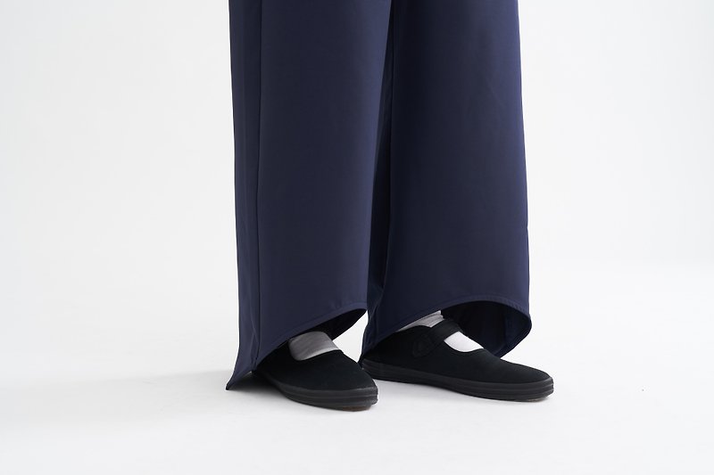 8 lie down. Straight front trousers