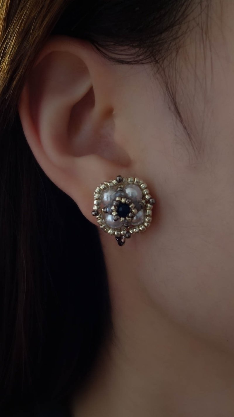 【Elizabeth】Earrings (Ear Pins/Ear Clips) - Handmade Beaded Jewelry - ต่างหู - โลหะ สีเงิน