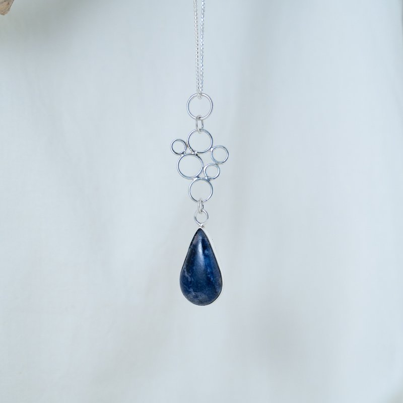 Lapis Lazuli Pendant: Handcrafted Sterling Silver Statement Piece - สร้อยคอ - เงินแท้ สีน้ำเงิน