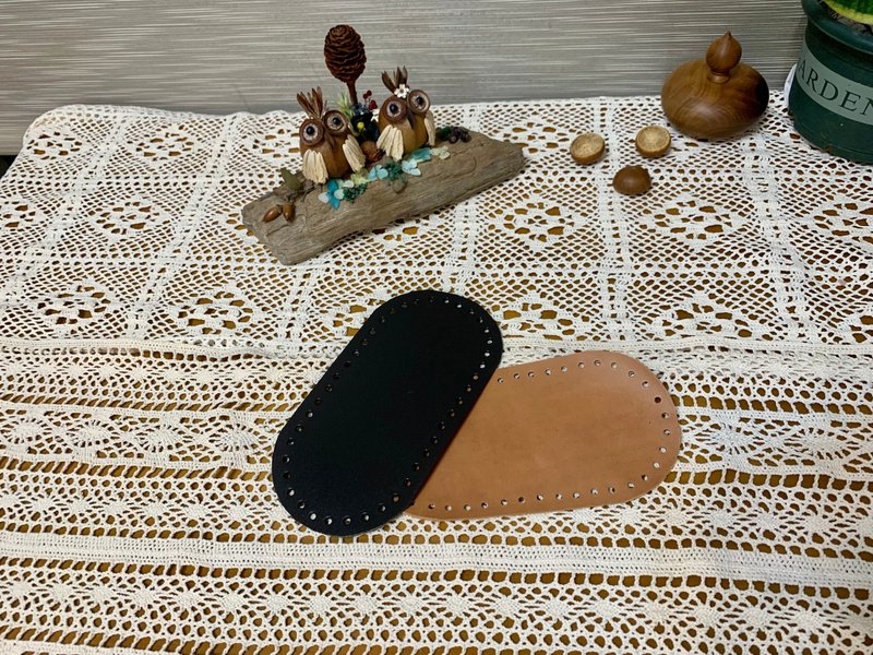 Handmade DIY perforated genuine leather bag bottom + plastic board. Medium coffee c style = oval bottom with 42 holes. 20*10 cm - เครื่องหนัง - หนังแท้ 