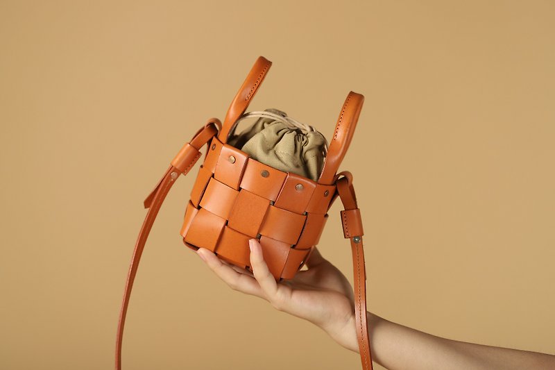 Original handmade leather woven bucket bag and sisters carry it on the spring outing - เย็บปัก/ถักทอ/ใยขนแกะ - หนังแท้ 