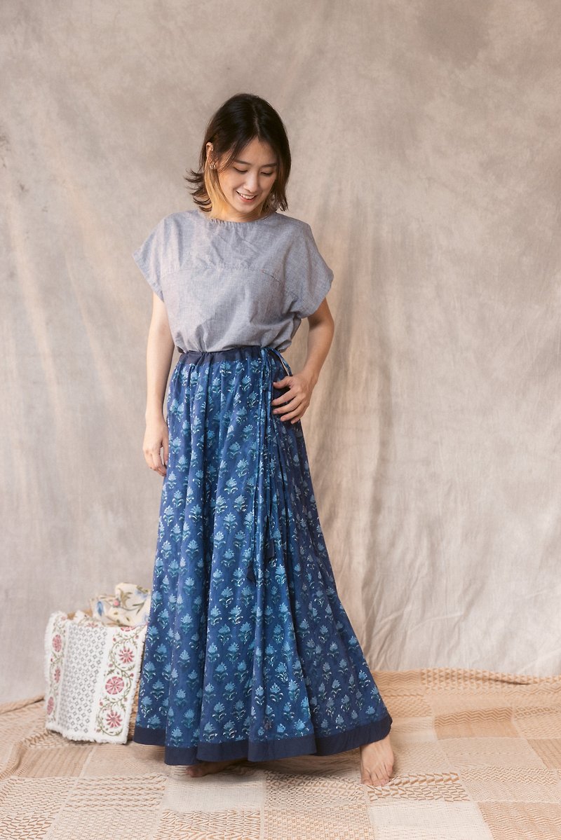 【KALAKAR】Wood-printed lace-up long skirt_dark blue - Skirts - Cotton & Hemp Blue