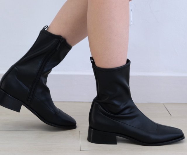 Simple cheap black boots