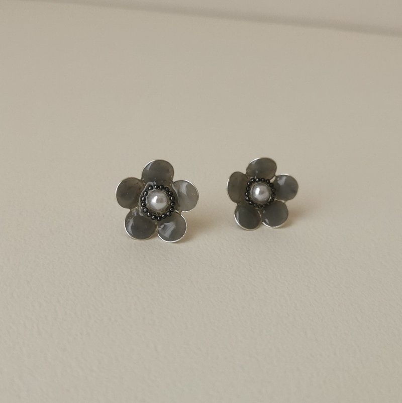 [Veverka] Retro Wave - Resin Earrings Birthday Gift Crystal Flower Resin Flower Gray - Earrings & Clip-ons - Resin Gray