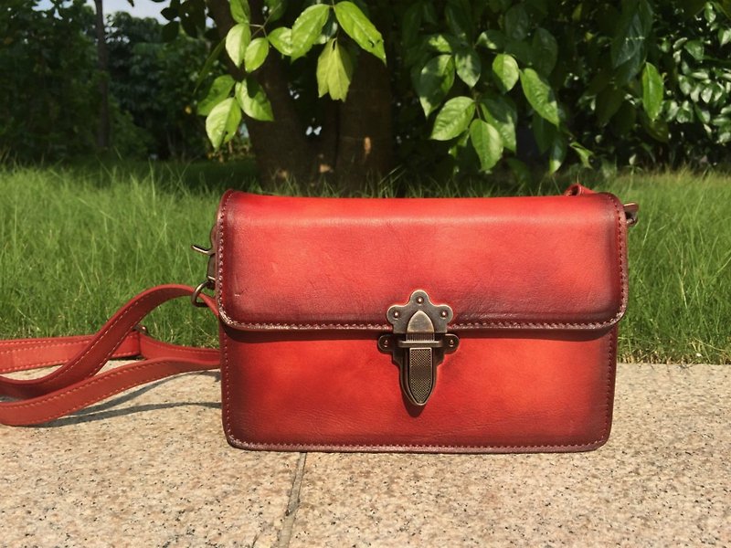 Hand-dyed red retro flap leather shoulder bag/side bag/cross bag/shoulder bag D02 - กระเป๋าแมสเซนเจอร์ - หนังแท้ สีแดง