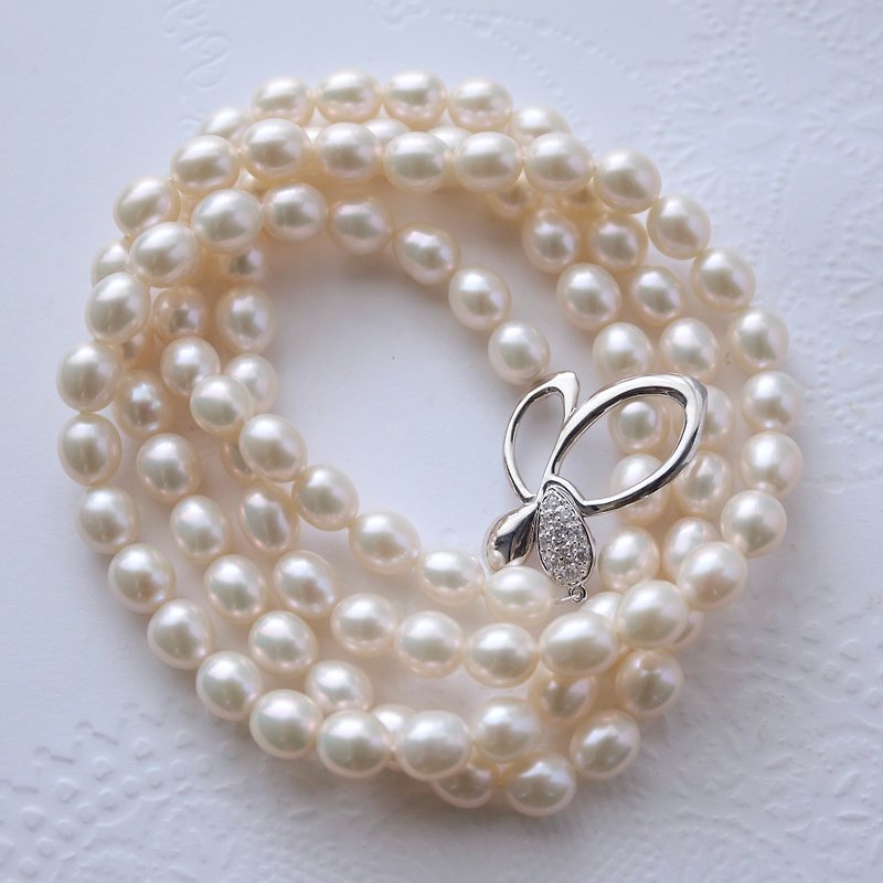 Freshwater pearl long necklace with butterfly clasp. Can be worn in two ways. - สร้อยคอ - ไข่มุก ขาว