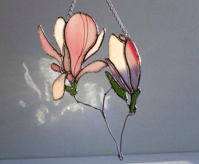 ピンクのモクレンの花のステンド グラス。 マグノリアの花のサン