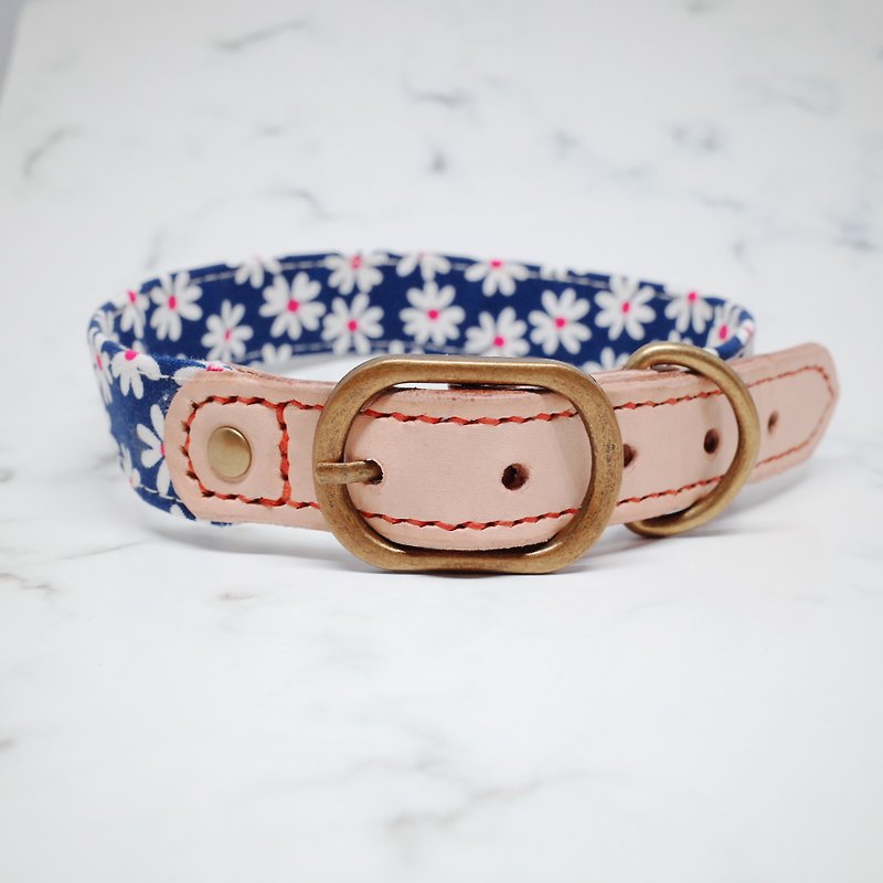 Dog L size 2.5 cm wide dog collar (without tag) dark blue daisy + plant-kneaded leather Japanese cloth - ปลอกคอ - หนังแท้ 