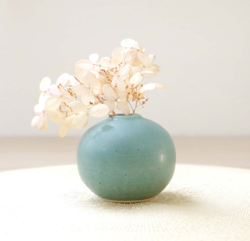 Plump forest green vase - เซรามิก - ดินเผา สีเขียว