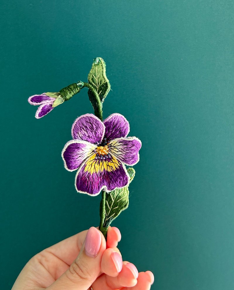 Flower brooch embroidery art - 胸針 - 其他材質 紫色