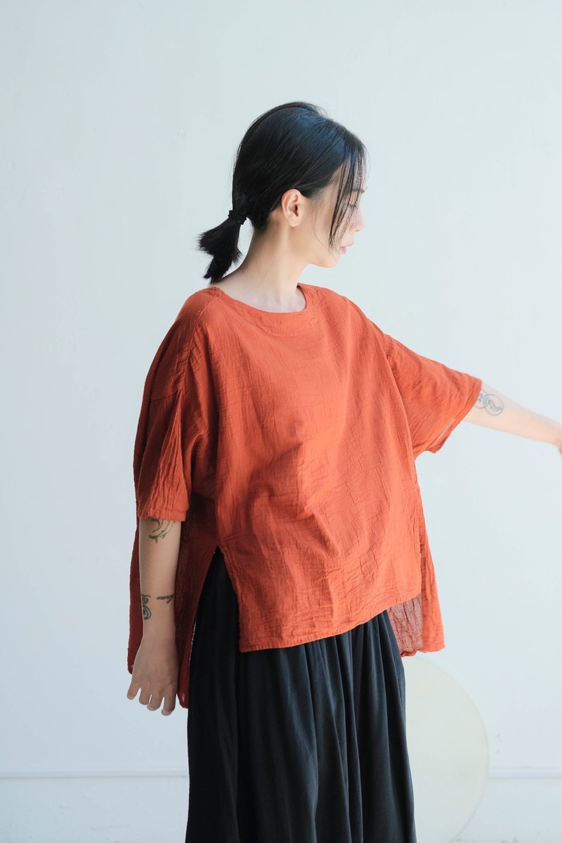 OMAKE 寬版縮袖側開衩上衣 / 慕斯布 橘紅 - 女上衣/長袖上衣 - 棉．麻 紅色
