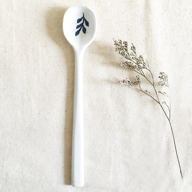 Handmade Ceramic Long Spoon - Leaf - ช้อนส้อม - ดินเผา ขาว