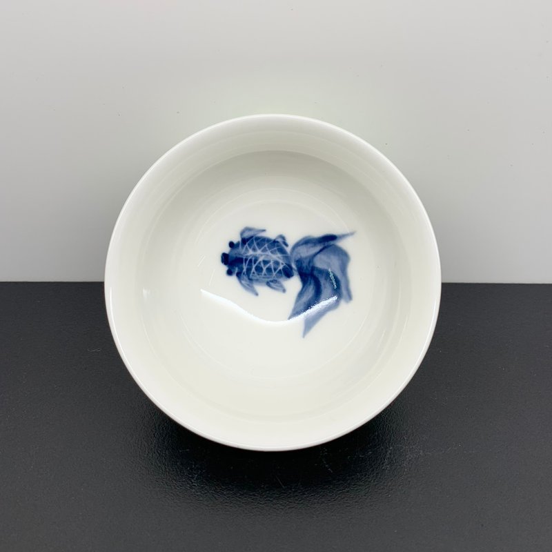 手繪金魚 孔雀開屏 迷你杯 60ml 邱毓寧 鶯歌燒 A26 - 茶壺/茶杯/茶具 - 瓷 多色