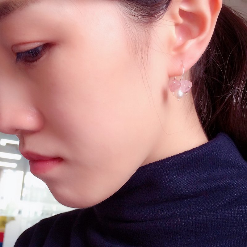 Miss Flora | 925 Silver-Strawberry Crystal & Pearl Piercing Earrings - ต่างหู - เครื่องเพชรพลอย สึชมพู