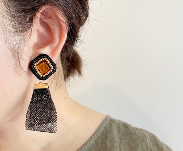 琥珀色ビーズとチュールタッセルイヤリング、ピアス - ショップ