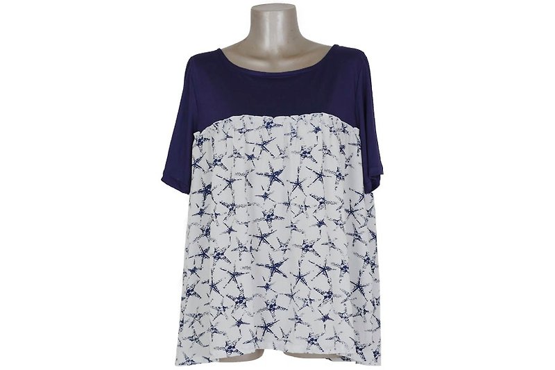 Starfish print cut and sewn <navy> - เสื้อผู้หญิง - วัสดุอื่นๆ สีน้ำเงิน