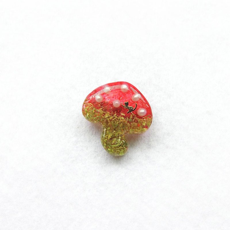 【殼藝品】貓咪住香菇可愛小別針(紅色) - 胸針 - 紙 紅色