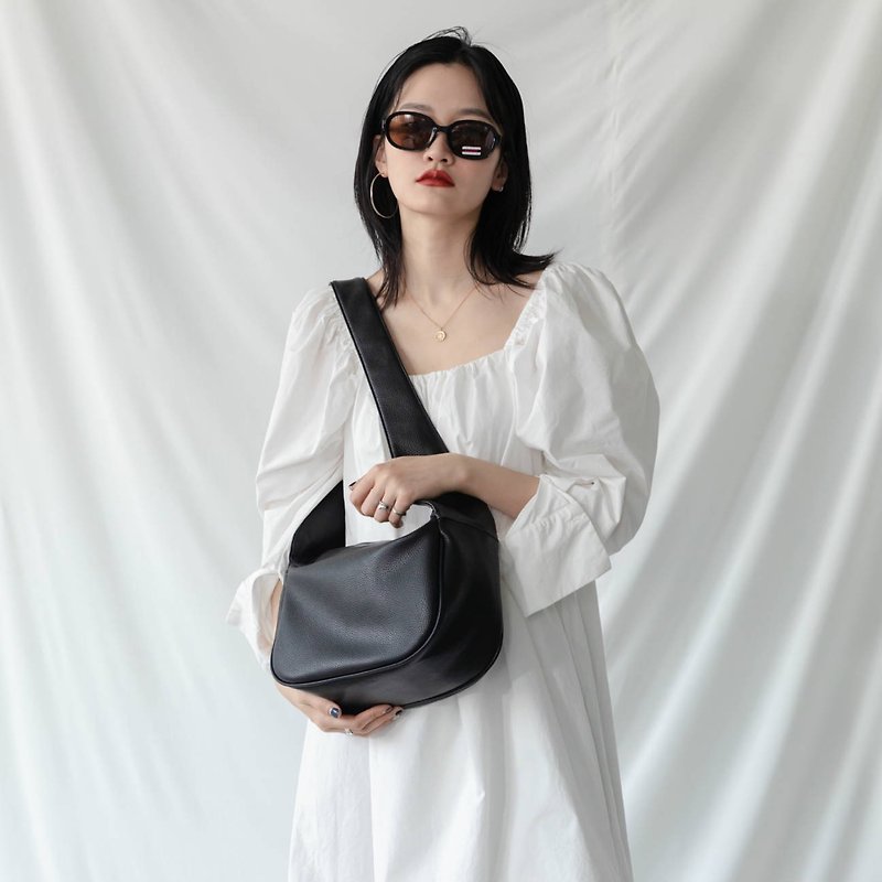Black shopkeeper keeps black and white minimalist thick square dumpling bag with large capacity rounded corners minimalist wide shoulder strap crossbody bag - Messenger Bags & Sling Bags - Faux Leather Black