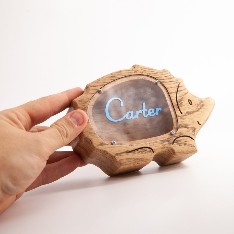 Wooden piggy bank, hedgehog figurine Customized gift coin bank, animal money box - กระปุกออมสิน - ไม้ 