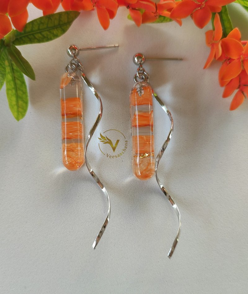 One of a kind handmade earring: Cute orange tube - 耳環/耳夾/耳骨夾 - 樹脂 橘色