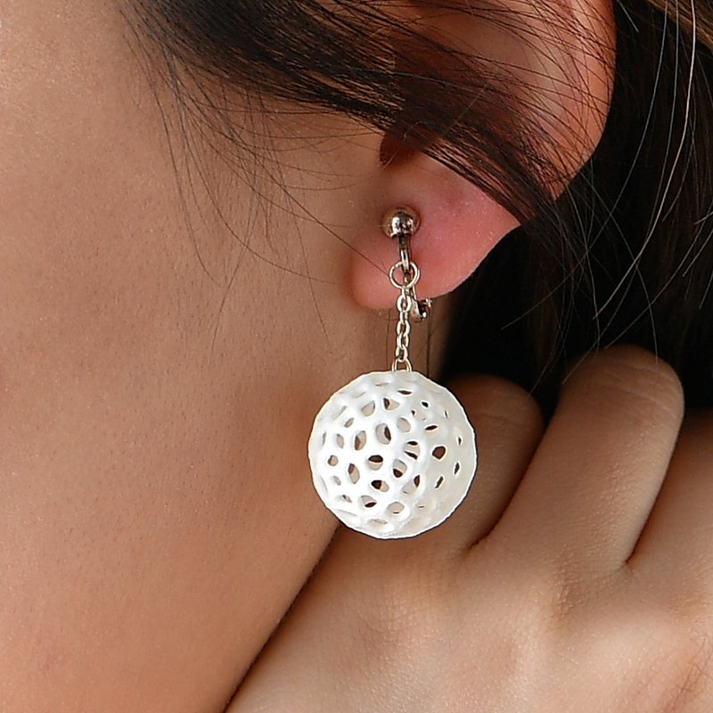 Perforated coral earrings, 3D Design and 3D Printed, Light and not tiring. - ต่างหู - พลาสติก ขาว