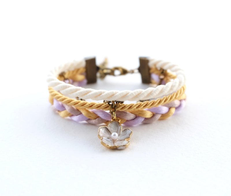 White flower layered bracelet in matte cream / gold / lavender - สร้อยข้อมือ - วัสดุอื่นๆ สีม่วง