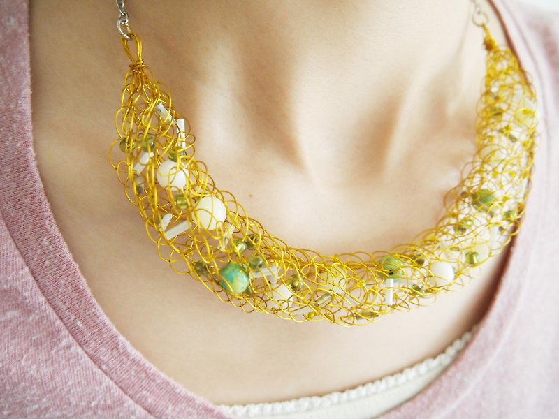 Hand-braided Bronze wire with a golden green-white beads necklace - สร้อยคอ - โลหะ สีทอง