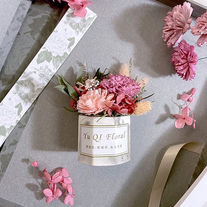 Mother's Day Flower Ceremony-Diffuse Carnation and Everlasting Hydrangea Table Flower (Original price of 580 for pre-order until 5/2) - ช่อดอกไม้แห้ง - พืช/ดอกไม้ สึชมพู