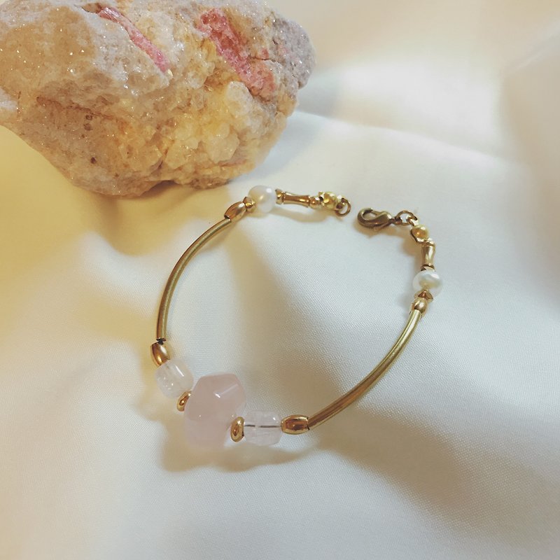 Brightly_Rose Quartz with Pearl Brass Bracelet - สร้อยข้อมือ - เครื่องเพชรพลอย 