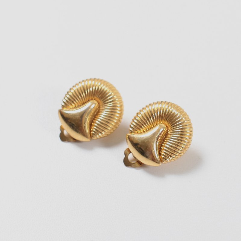 【蛋植物古着】天國貝殼金屬耳夾古董耳環 - 耳環/耳夾 - 其他金屬 金色