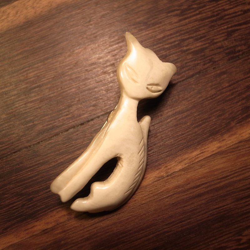 Old bone squinting cat brooch VINTAGE - เข็มกลัด - วัสดุอื่นๆ ขาว