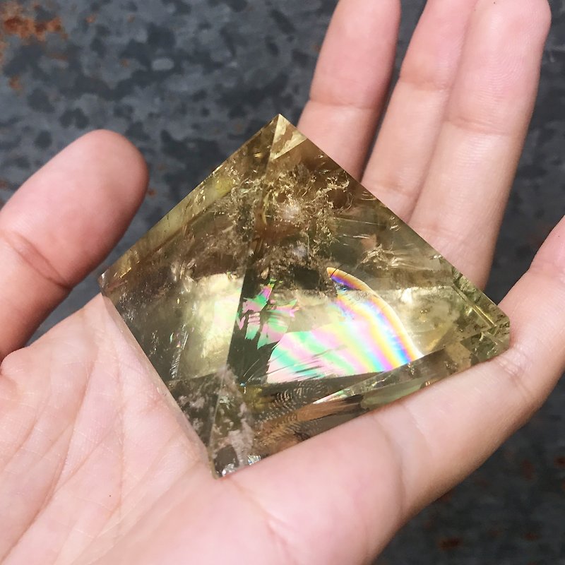 [Lost and find] natural stone strong color citrine pyramid - ของวางตกแต่ง - เครื่องเพชรพลอย สีเหลือง