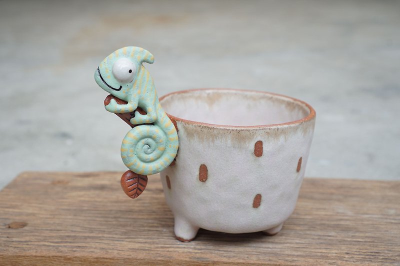 Branch with chameleon plant pot for cactus , handmade ceramic , pottery - 花瓶/花器 - 陶 卡其色