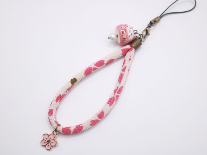 【พวงกุญแจทำมือ】 แมวดารุมะเรียกโชคพร้อมซากุระ ผ้าชิริมเม็งลายญี่ปุ่นสีชมพู - เชือก/สายคล้อง - ผ้าฝ้าย/ผ้าลินิน สึชมพู