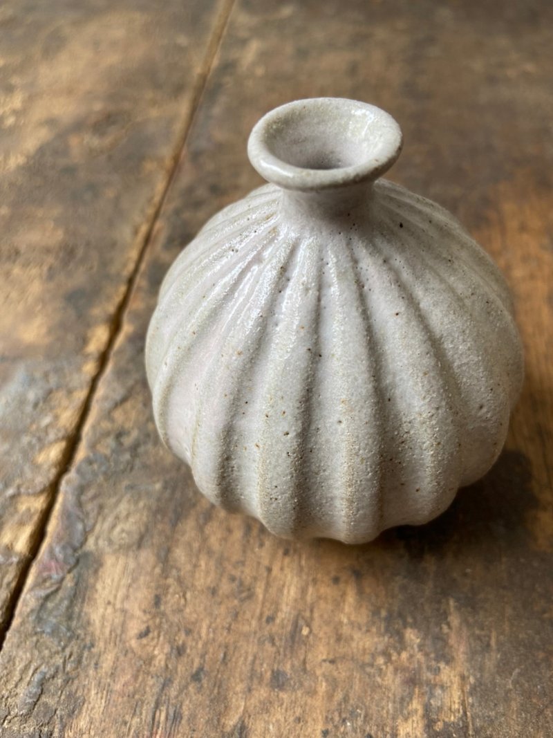 Japanese-style round vase, white powder-shaped petal-shaped ceramic flower holder - funnel-shaped bottle mouth - เซรามิก - ดินเผา 