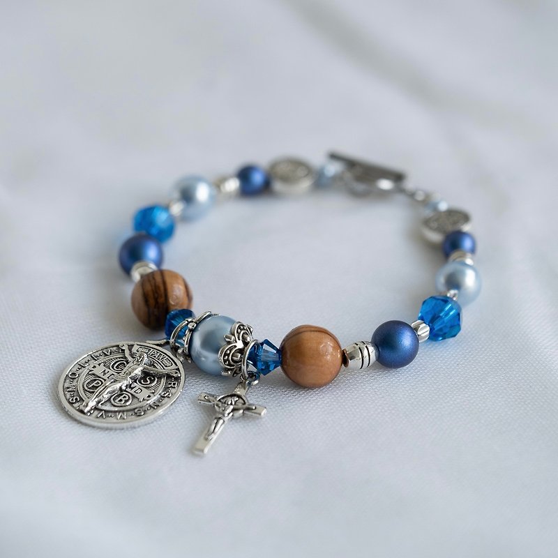 Bracelet Swarovski blue crystals and pearls with the cross of St. Benedict - สร้อยข้อมือ - วัสดุอื่นๆ หลากหลายสี