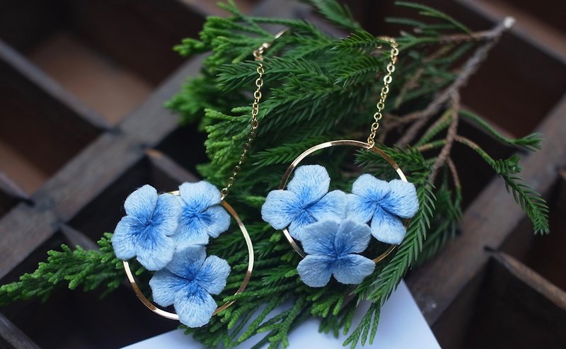 Hydrangea hand embroidery earrings - ต่างหู - งานปัก สีน้ำเงิน