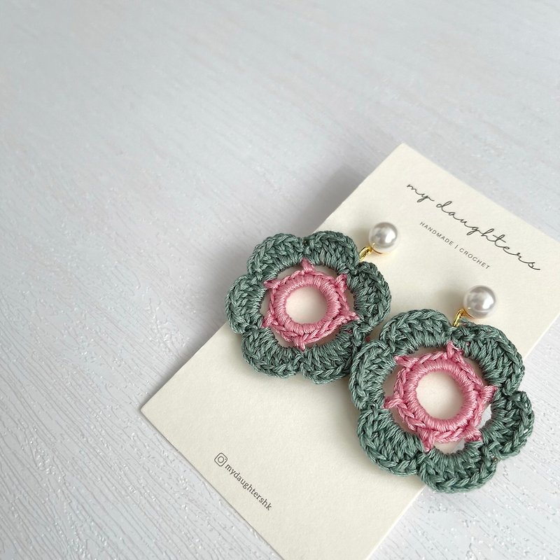 Crochet flower earrings with imitation pearl