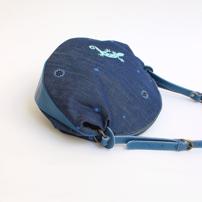 Embroidered embroidery / shoulder bag - กระเป๋าแมสเซนเจอร์ - ผ้าฝ้าย/ผ้าลินิน สีน้ำเงิน