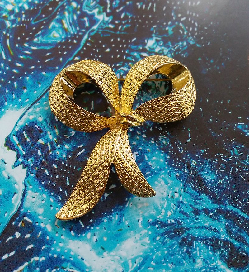 Three-dimensional bow tie pin-fine grid. Western antique jewelry - Brooches - Other Metals Gold